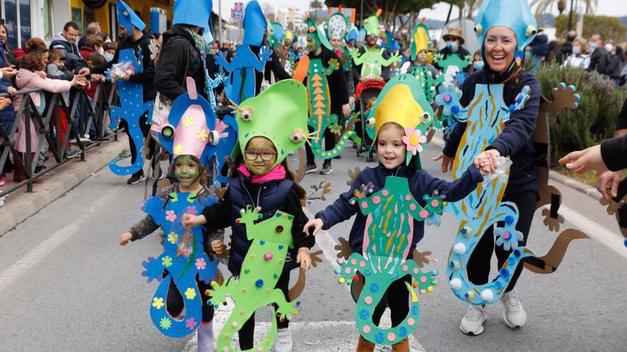 La rúa de Sant Antoni pone fin al carnaval en Ibiza