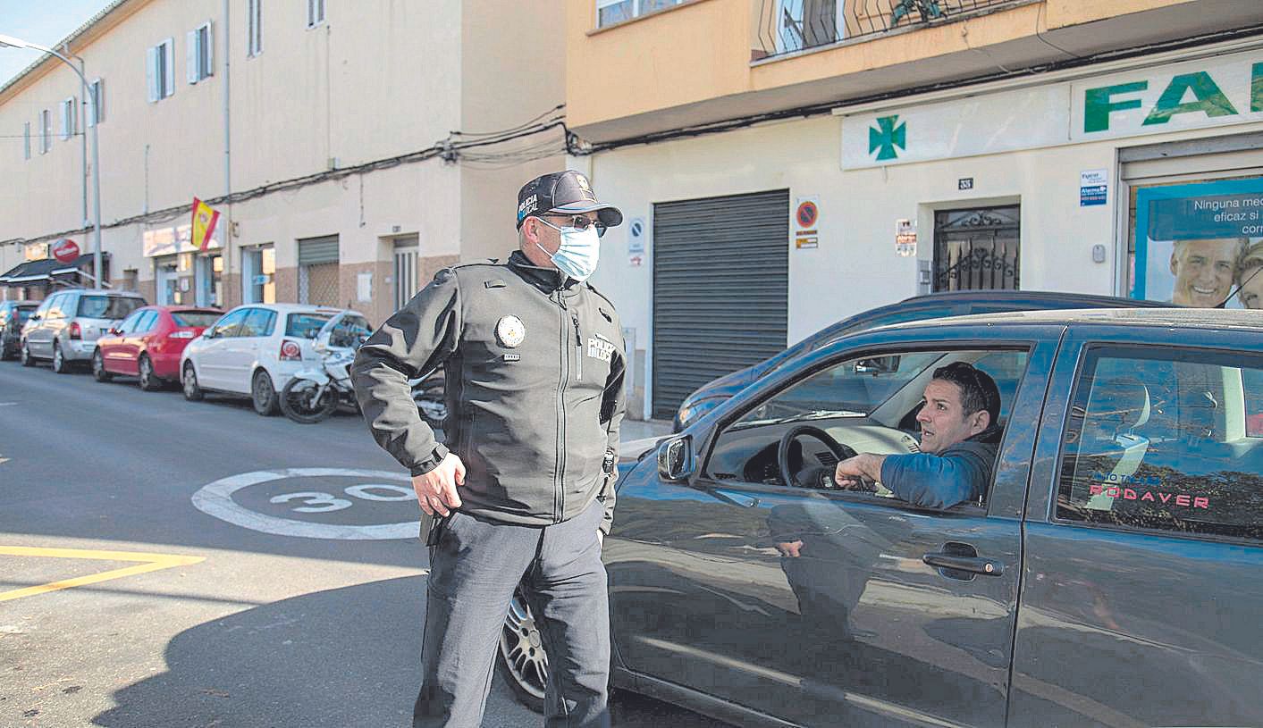 Momento en que un conductor avisa a Gaspar de la caída de la señora mayor.