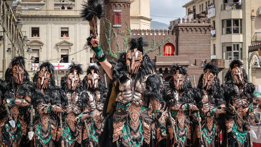 Alcoy se entrega al espectáculo de las tropas cristianas