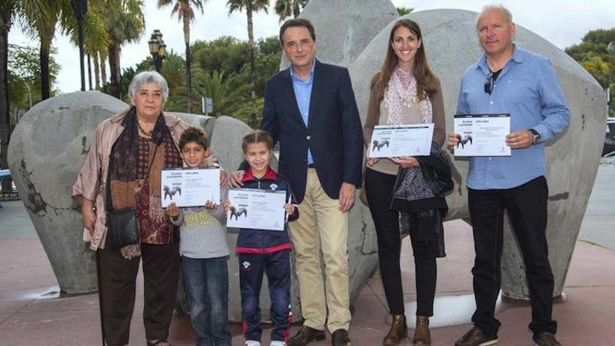 El alcalde (en el centro) posa ante las esculturas.