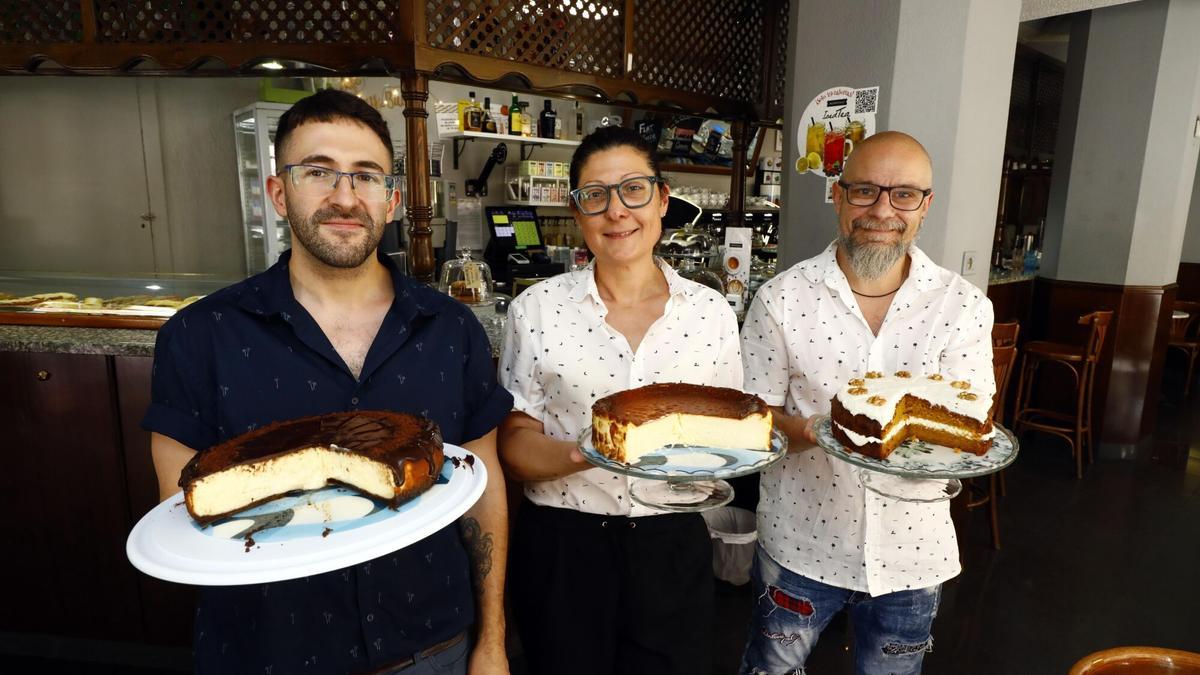Carmen Asensio, propietaria del café Luis Buñuel, junto a su equipo y sus famosas tartas.