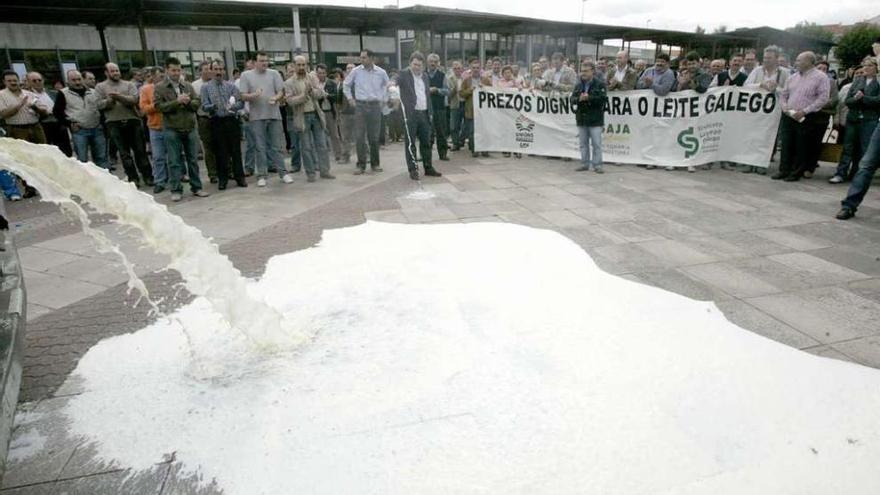 Ganaderos gallegos derraman leche ante la Consellería de Medio Rural en una protesta en 2008.