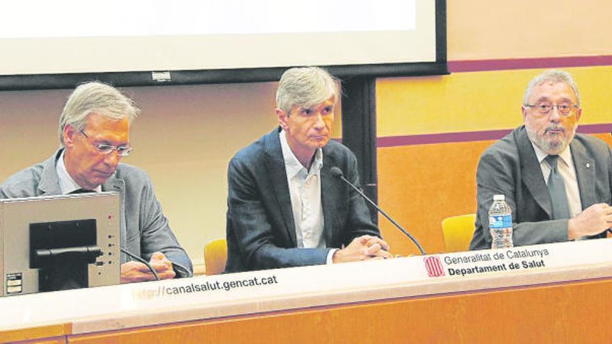 El sotsdirector del CatSalut, Josep Maria Argimon (centre), va informar de la mort de la nena