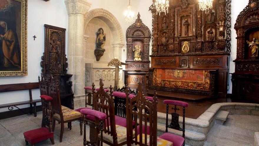 La capilla, con el retablo al fondo y las sillas bordadas por Pardo Bazán y sus hijas en primer término.