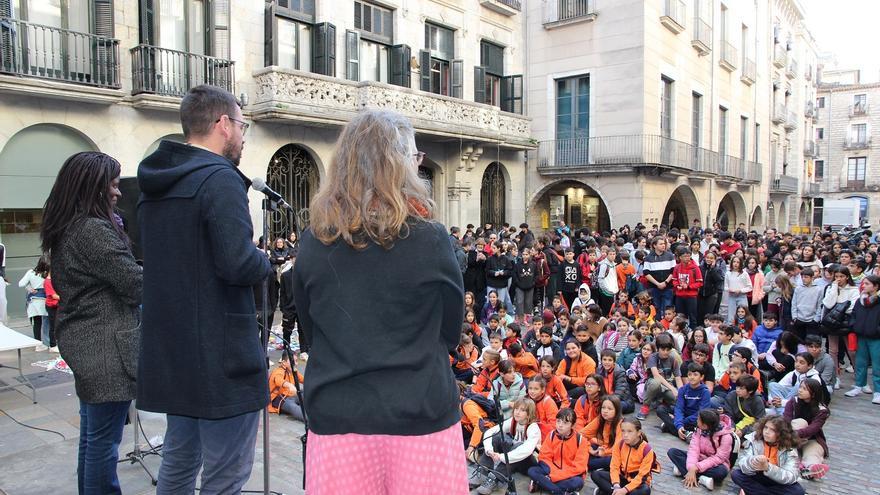 Girona commemora el Dia dels Drets dels Infants amb la intervenció artística “Grues per la pau”