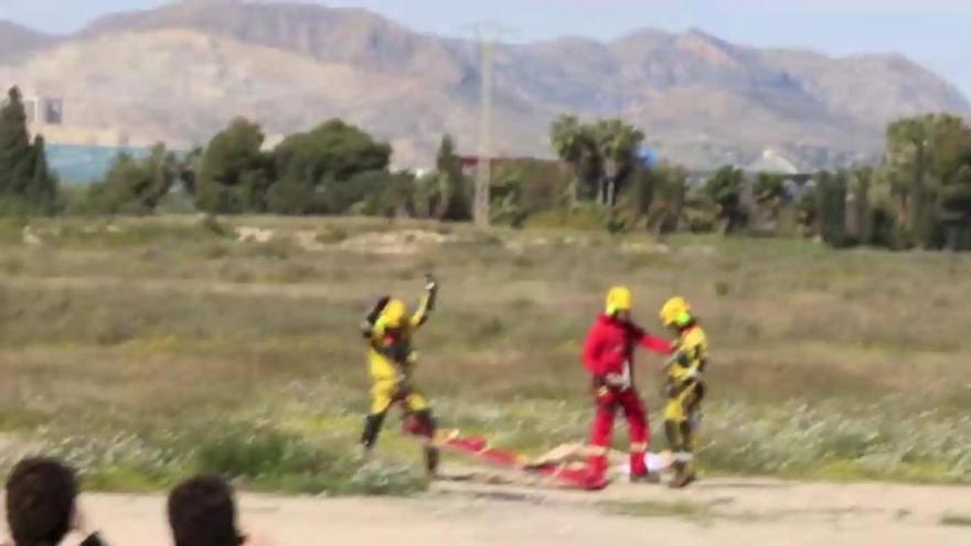 Los bomberos realizan un simulacro con helicóptero ante centenares de alumnos