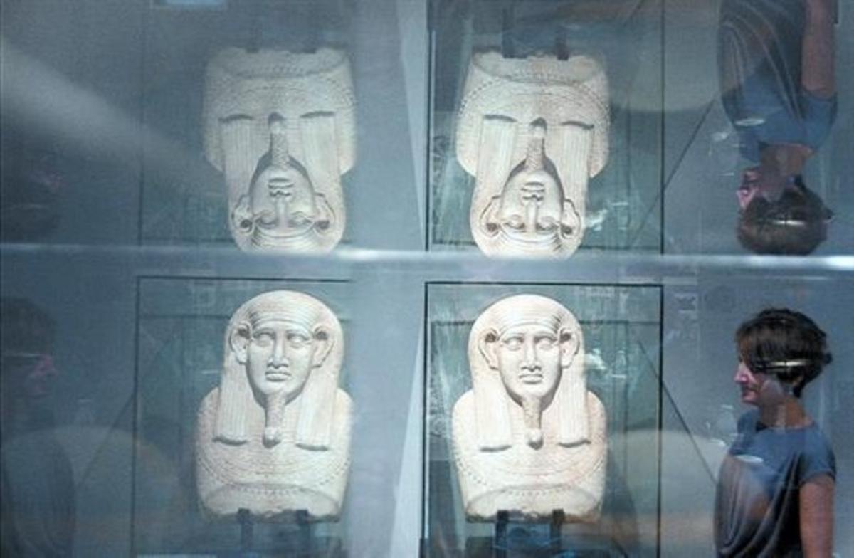 La directora del Museu Egipci, Maixaixa Taulé, ante un fragmento de un sarcófago ptolemaico. La directora del Museu Egipci, Maixaixa Taulé, ante un fragmento de un sarcófago ptolemaico.