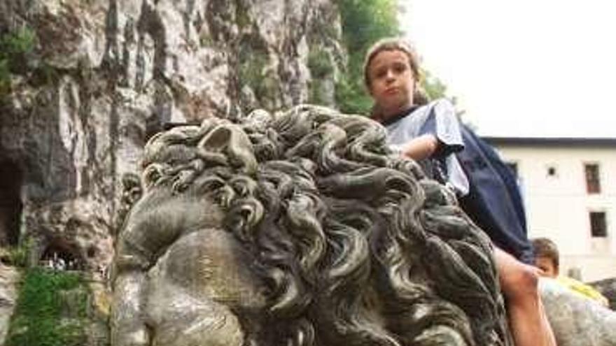 Los leones, a la entrada del Santuario.