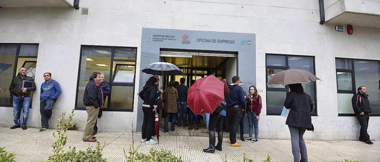 Varios parados entran en una oficina de empleo de Pontevedra. // Gustavo Santos