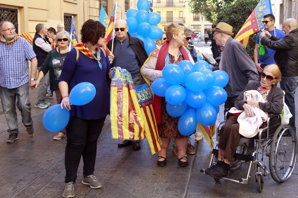 Reivindicación de Som Valencians ante las Torres de Serranos