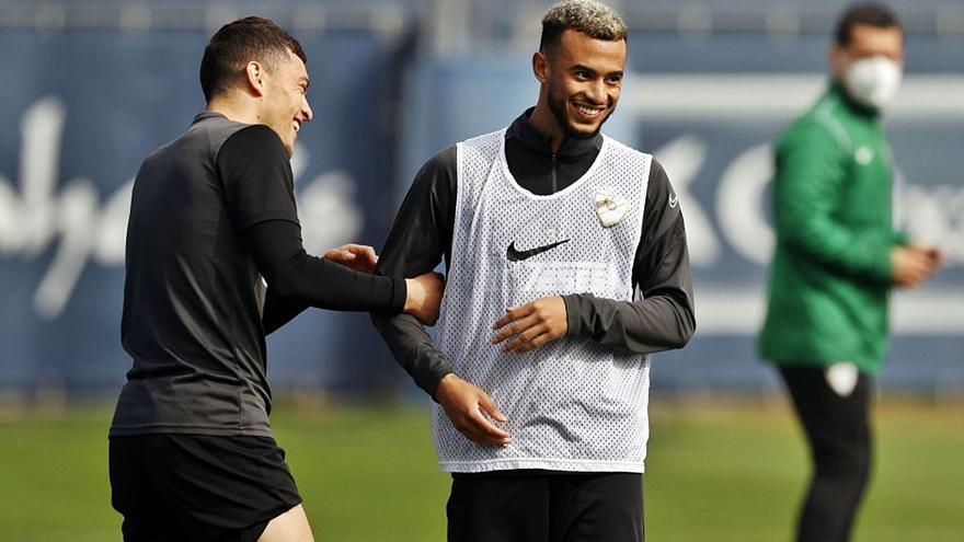 Rahmani e Hicham. sonrientes durante el entrenameinto de ayer en La Rosaleda.