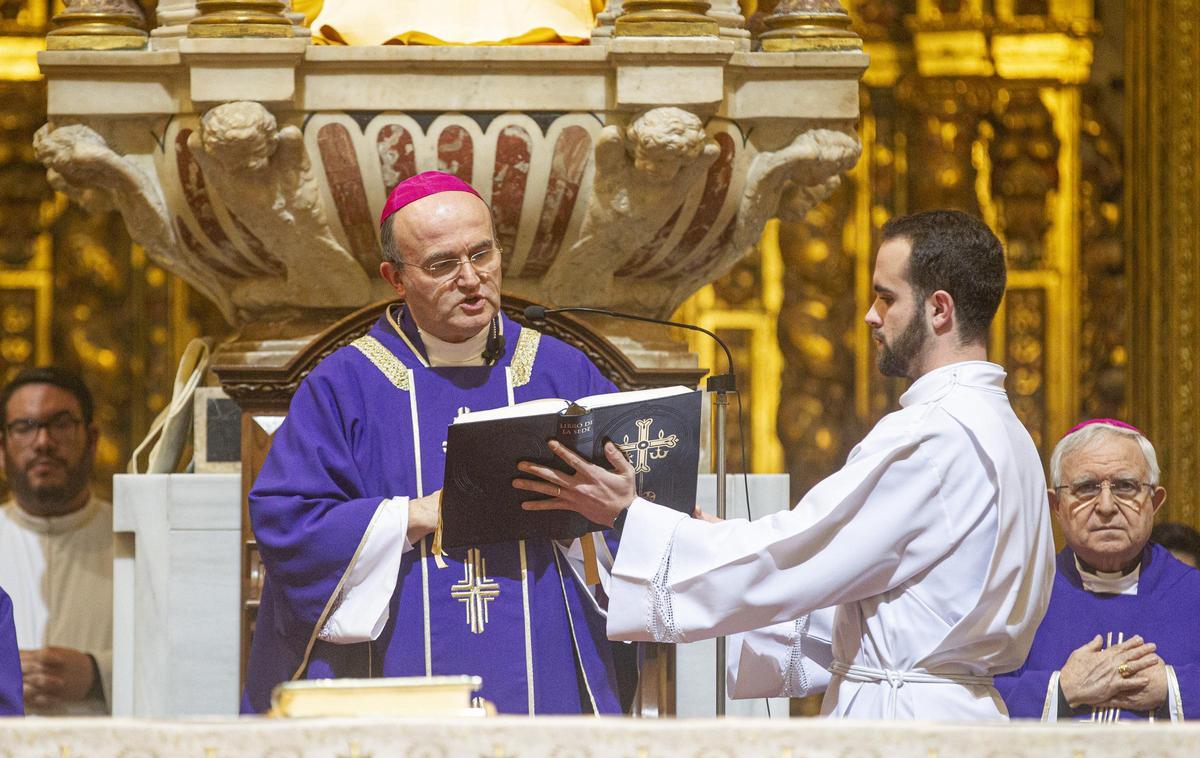El obispo Munilla, en una misa en la Concatedral