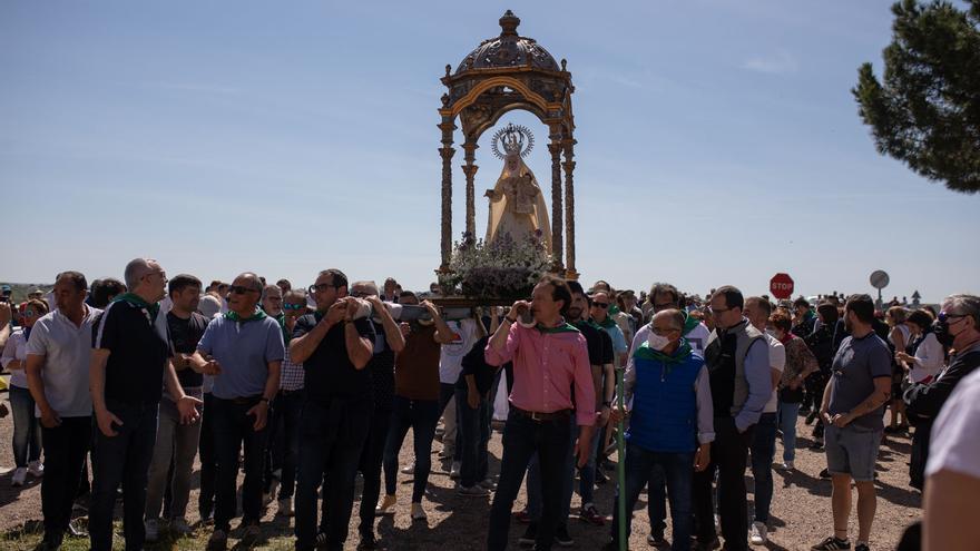 Un millar de personas reciben a la Virgen en el Cristo de Morales