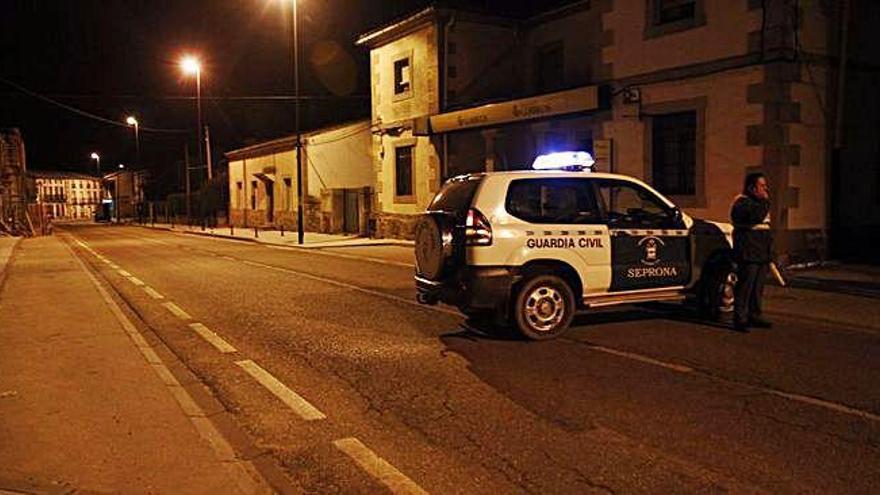 Un vehículo de la Guardia Civil y un agente la noche del 9 de enero de 2010 en la carretera CL 527, momentos después de ser interceptada la furgoneta.