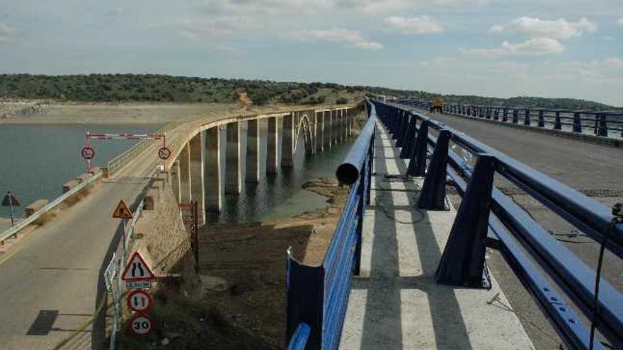 Vista general de los dos puentes sobre el embalse del Esla