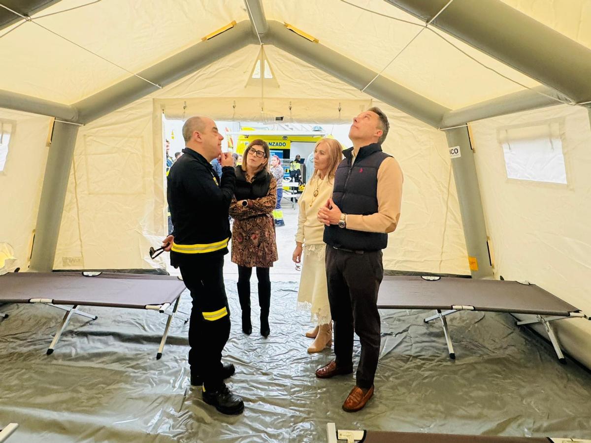Fulgencio Gil supervisa el hospital de campaña del servicio de emergencias de Lorca.