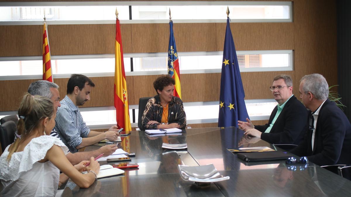 La alcaldesa de Onda, Carmina Ballester, junto al presidente de la Confederación Empresarial de la Comunitat Valenciana (CEV) en Castelló, Luis M. Martí y el secretario, Salvador Serrano.