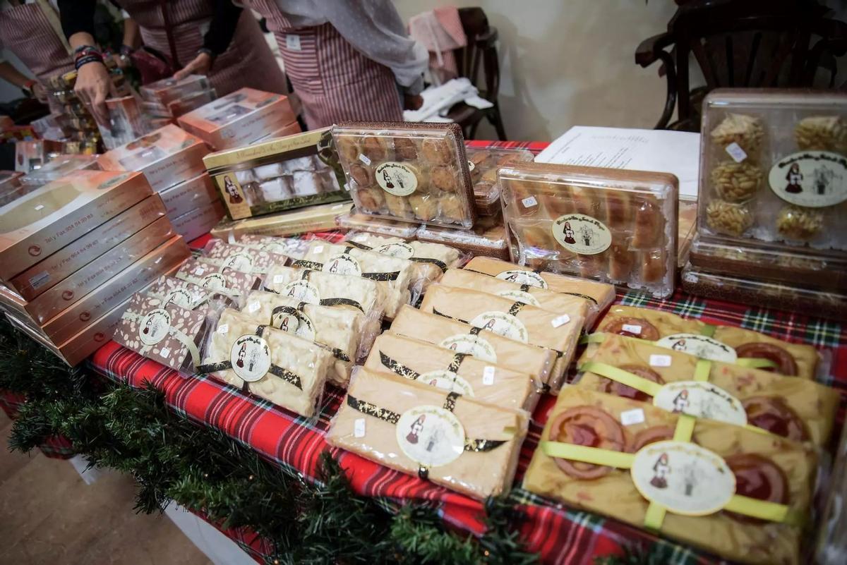 Mercadillo de dulces conventuales en la plaza de España.