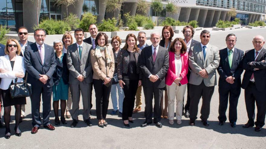 Elena Tejedor, junto a los rectores y vicerrectores, entre otros, de las siete universidades valencianas.