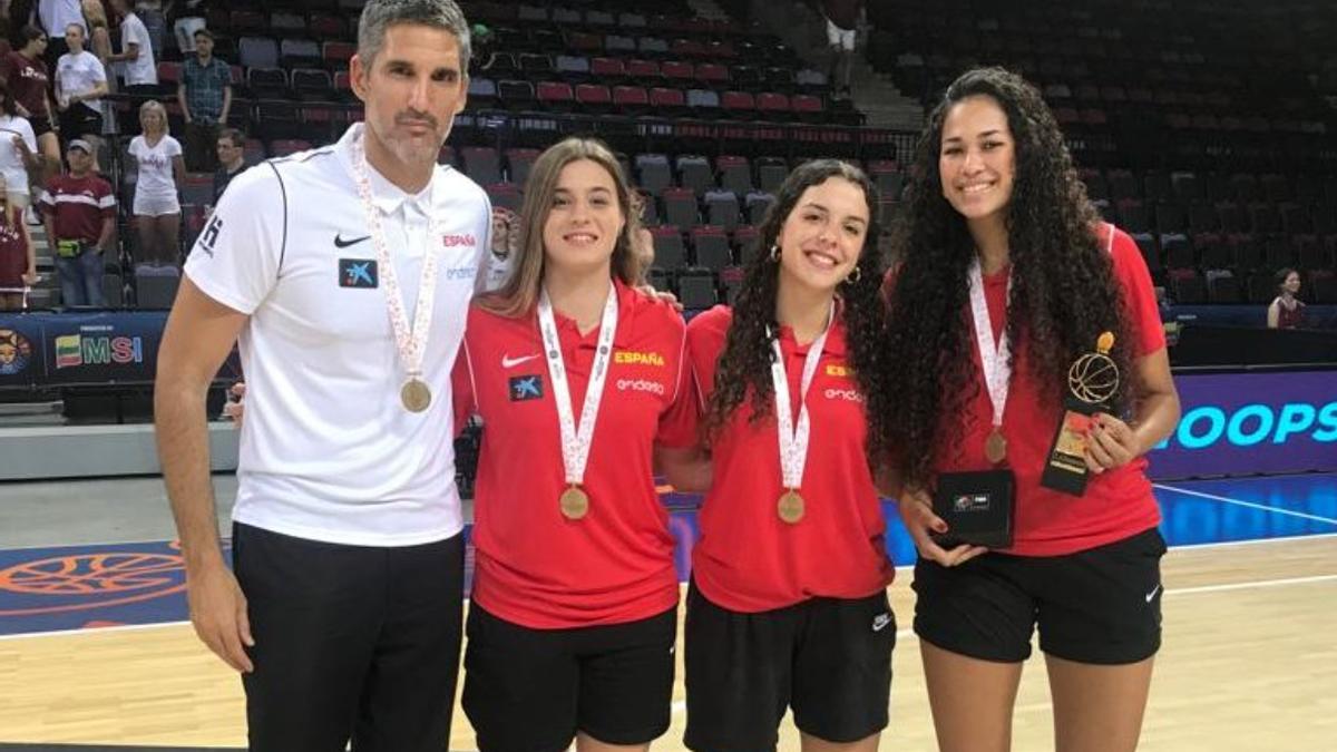 Cuatro medallistas del Valencia Basket en el Europeo sub-20. Noa, con el galardón por estar en el Mejor Quinteto en la mano