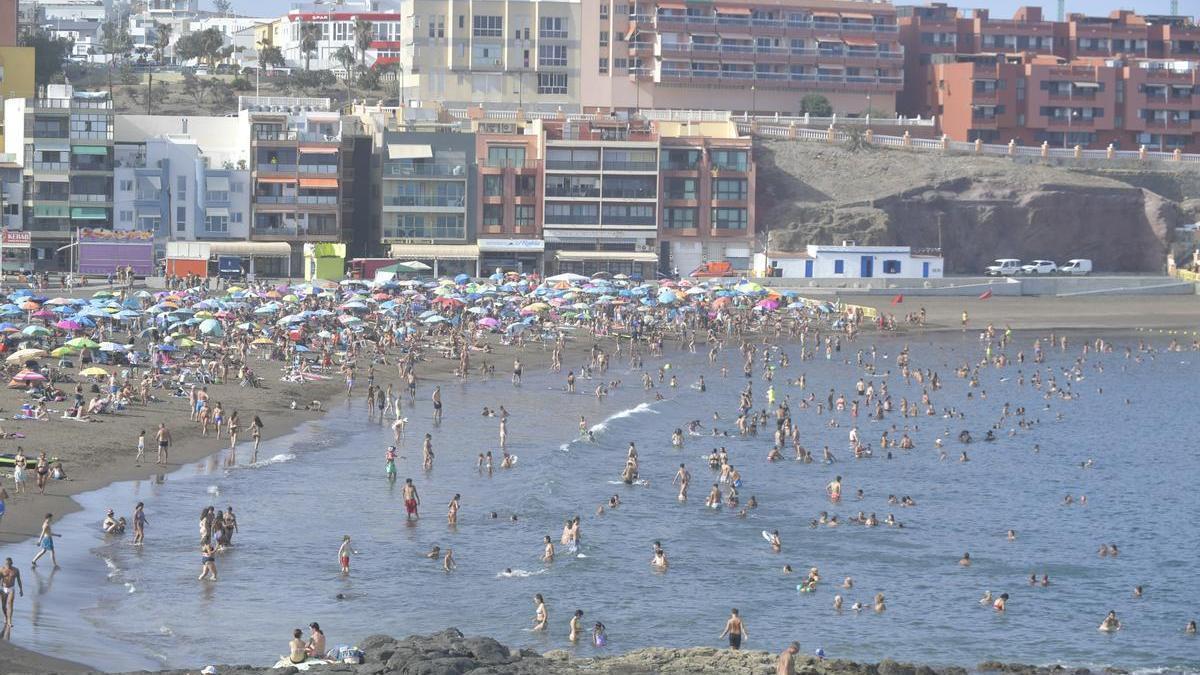 Imagen de la playa teldense de Melenara bajo una capa de calima