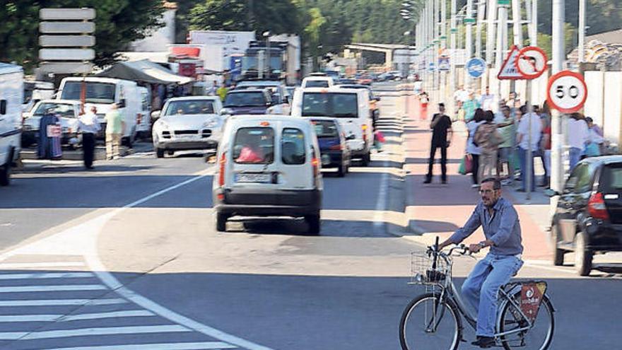 Uno de los usuarios del servicio de alquiler de bicicletas en el casco urbano.  // Iñaki Abella