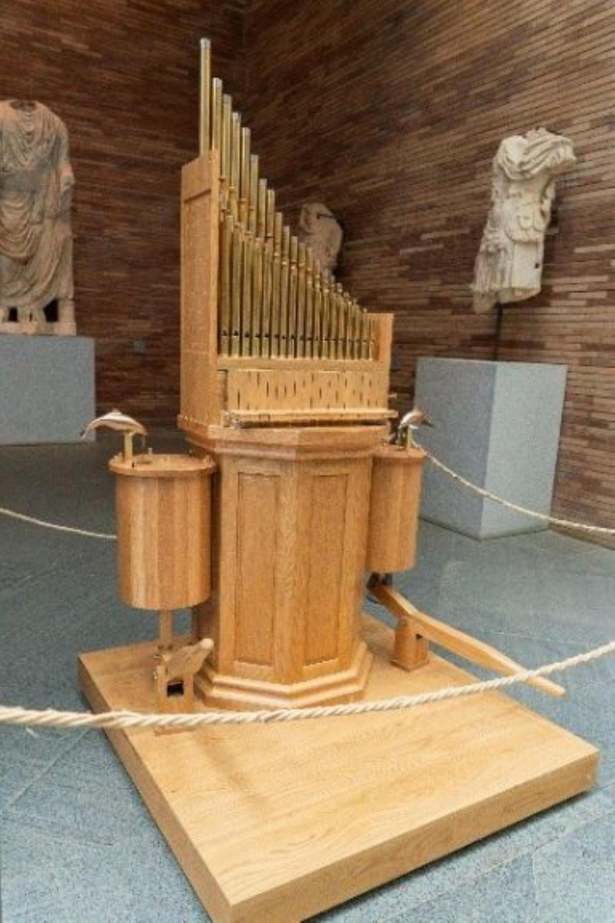 Reproducción del 'hydraulis', el órgano hidráulico considerado el primer instrumento de teclado de la historia, expuesto en el MNAR de Mérida.