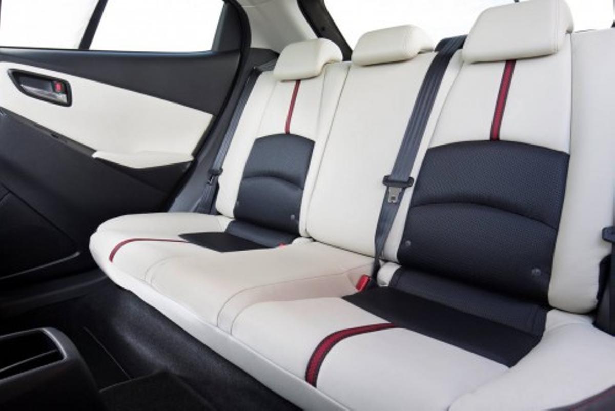 ctv-4zk-mazda2 2015 interior 14 screen