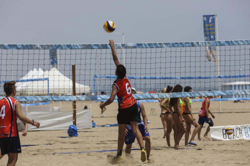 Las playas de València se llenan el primer fin de semana del verano