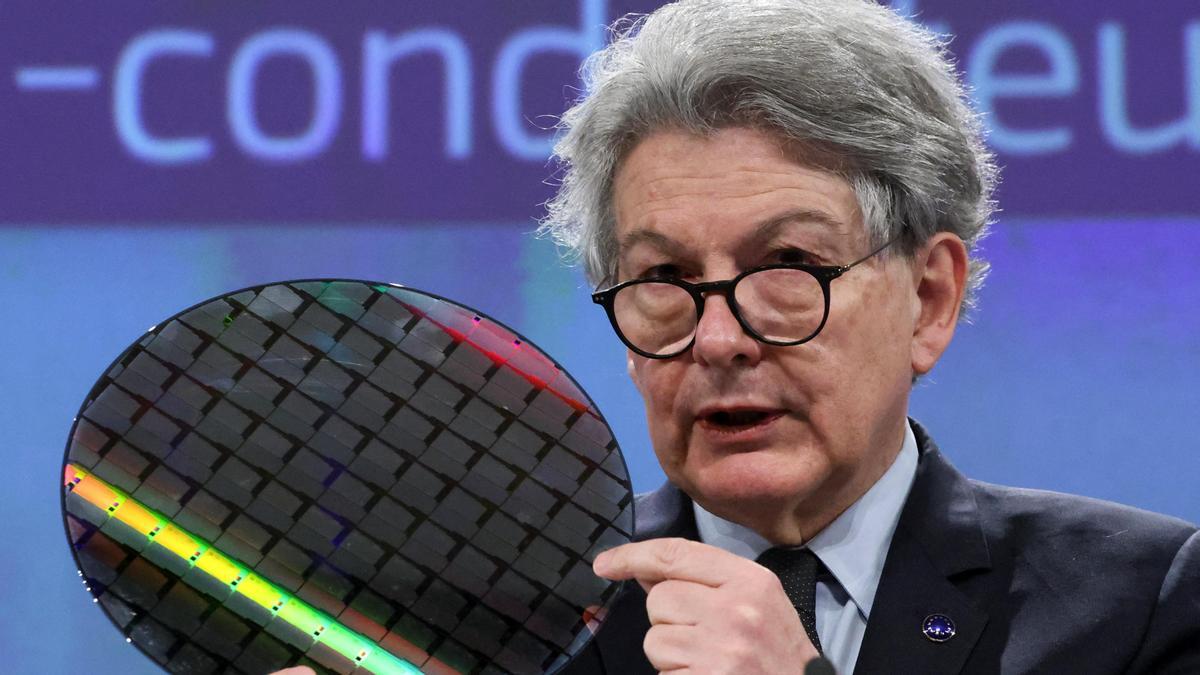 El comisario europeo de mercado interno, Thierry Breton, presenta la ley de microchips europea, que se adoptaría en agosto de este año.