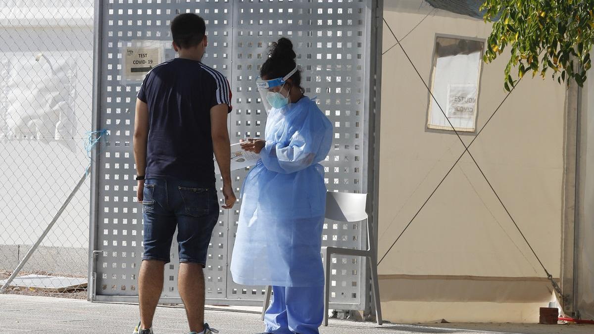 Un joven espera para hacer la prueba PCR en el hospital de campaña de la Fe, ayer.