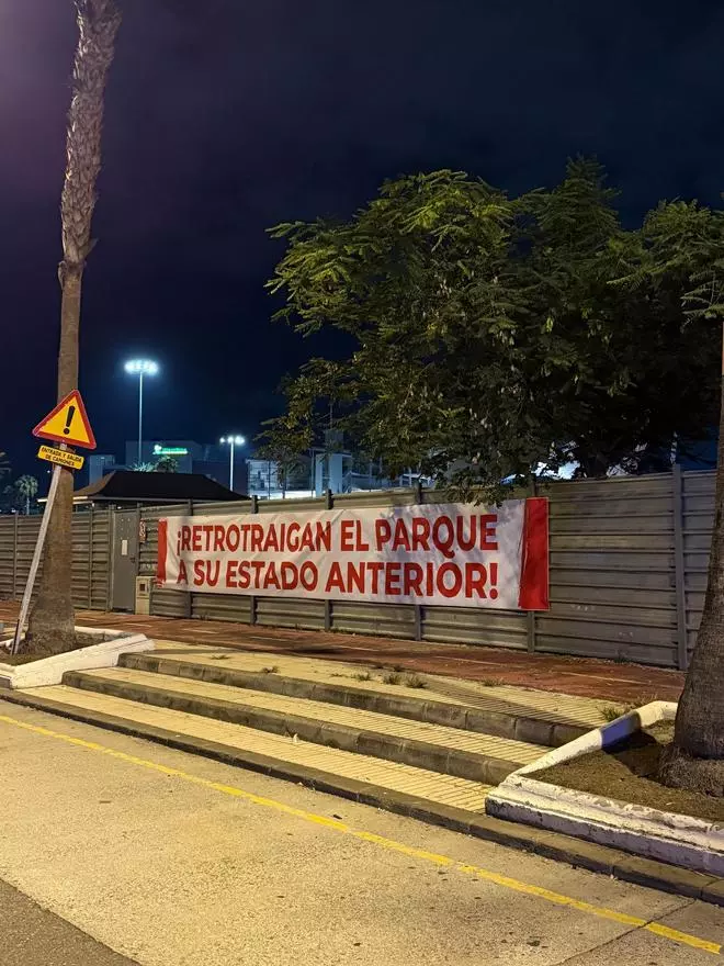 Pancartas de protesta en el vallado del Parque Blanco en Santa Catalina