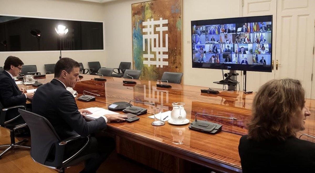 Pedro Sánchez reunido por videoconferencia con los presidentes autonómicos.