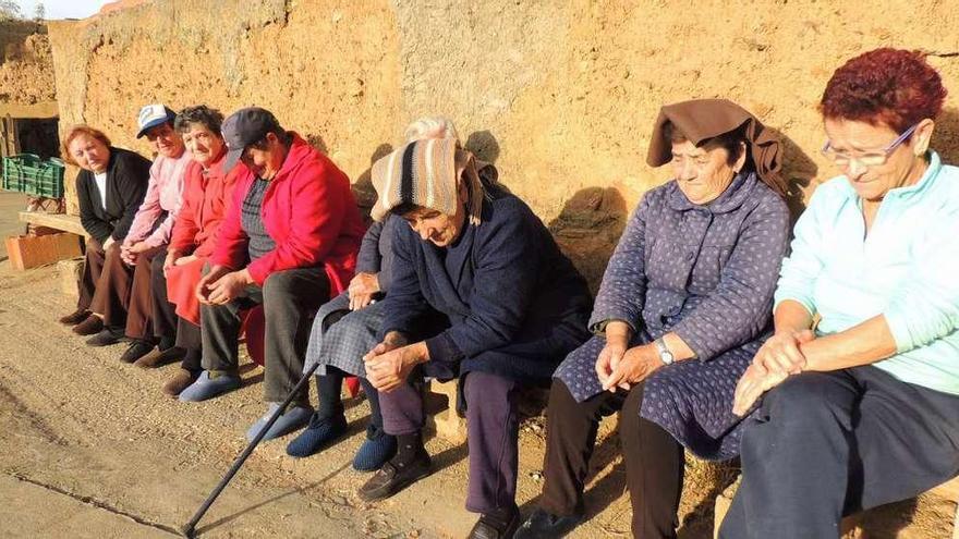 Un grupo de mujeres de Arrabalde sentadas al sol.