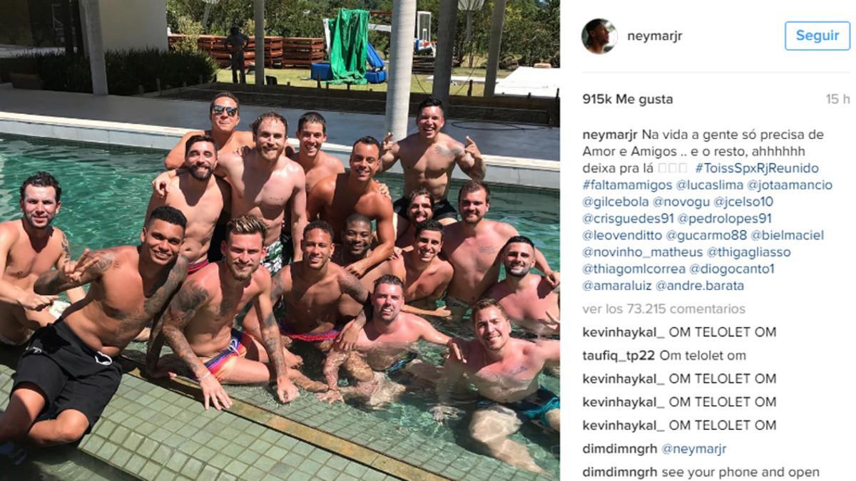 La imagen de Neymar Junior junto a un grupo de amigos en la piscina de su casa en Sao Paulo