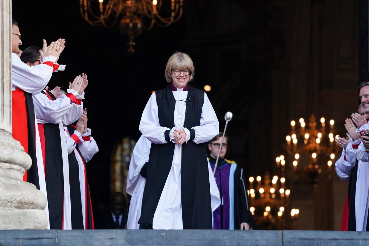Sarah Mullally abandona la catedral de Saint Paul de Londres, tras ser confirmada como nueva arzobispa de Canterbury, este miércoles.