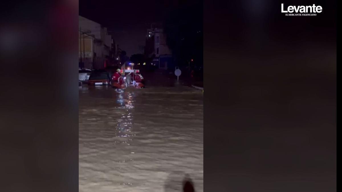 Lo bomberos rescatando a atrapados en la DANA de Valencia