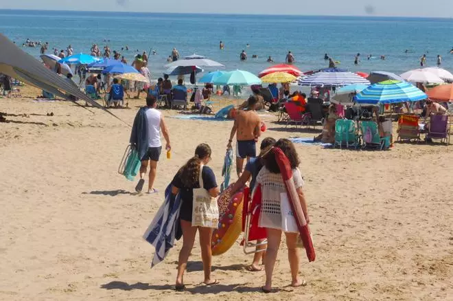 El día de San Juan llena la playa de Gandia y vacía el centro: "Es como un domingo, al comercio y hostelería nos ha venido bien"