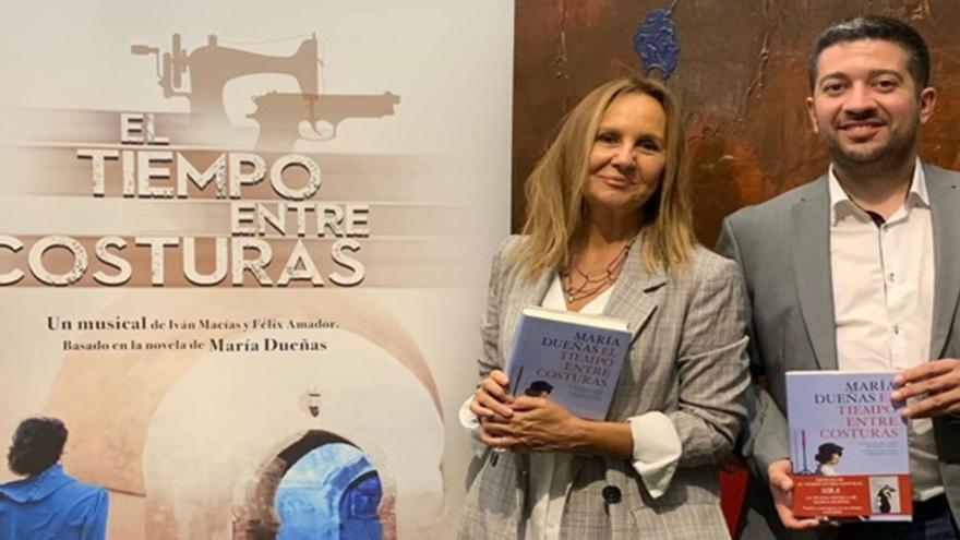 De izq., a dcha., la escritora María Dueñas y el compositor Iván Macías en la presentación de ‘El tiempo entre costuras’. | | LP/DLP
