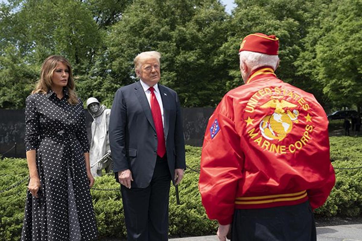 Melania Trump con vestido camisero negro con lunares blancos