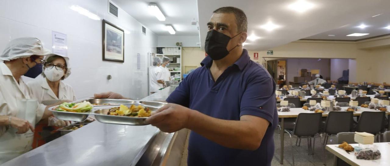 Un usuario del comedor de la iglesia del Carmen de Zaragoza, ayer.  | ANDREEA VORNICU