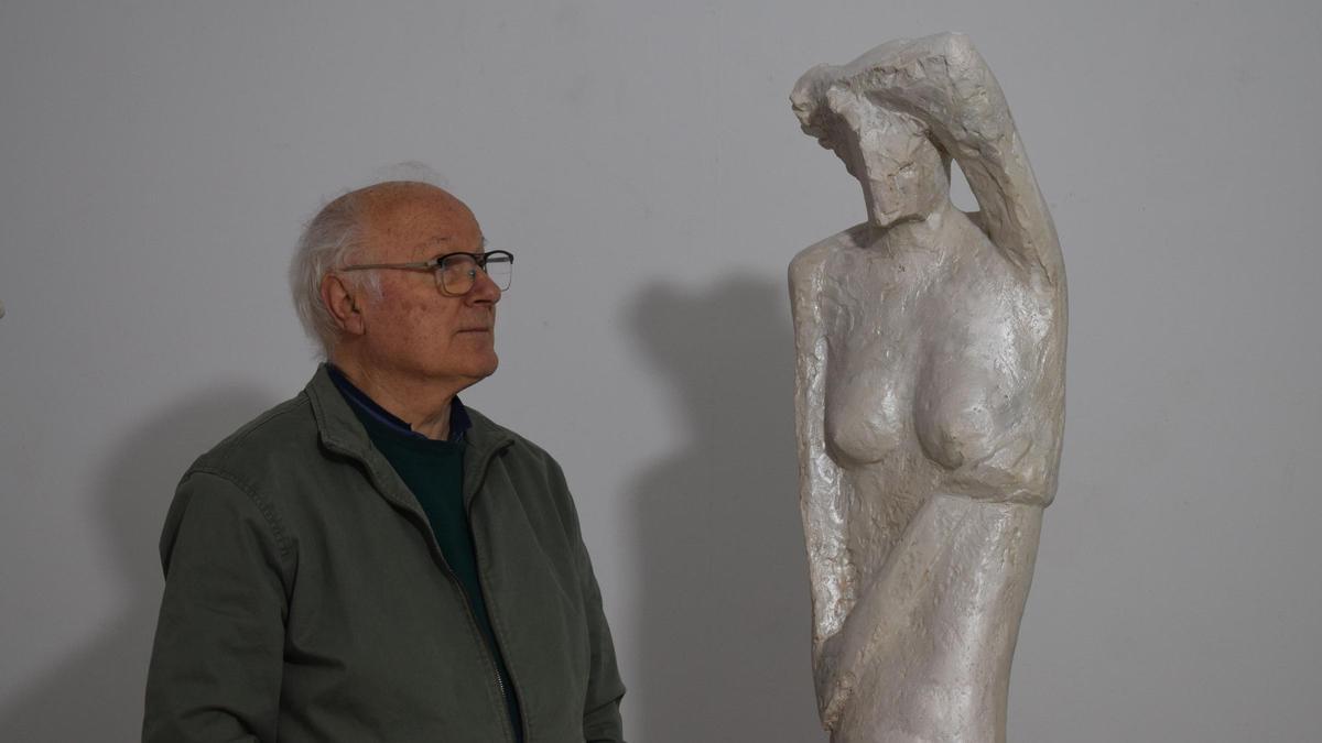 El artista Juan Martínez Lax, junto a una de las 12 esculturas que conforman su exposición 'Nacida de la tierra'