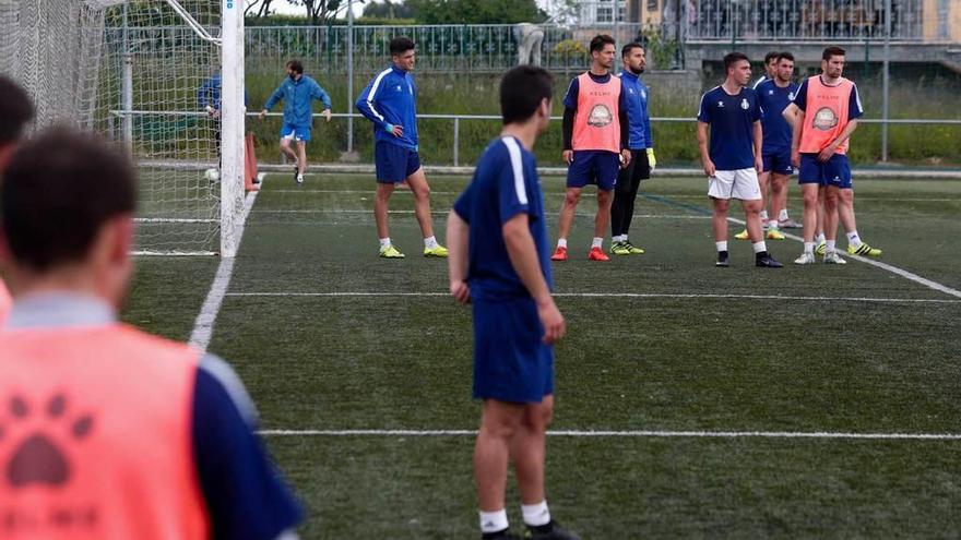 Los jugadores del Avilés, durante el partidillo de ayer en Miranda.