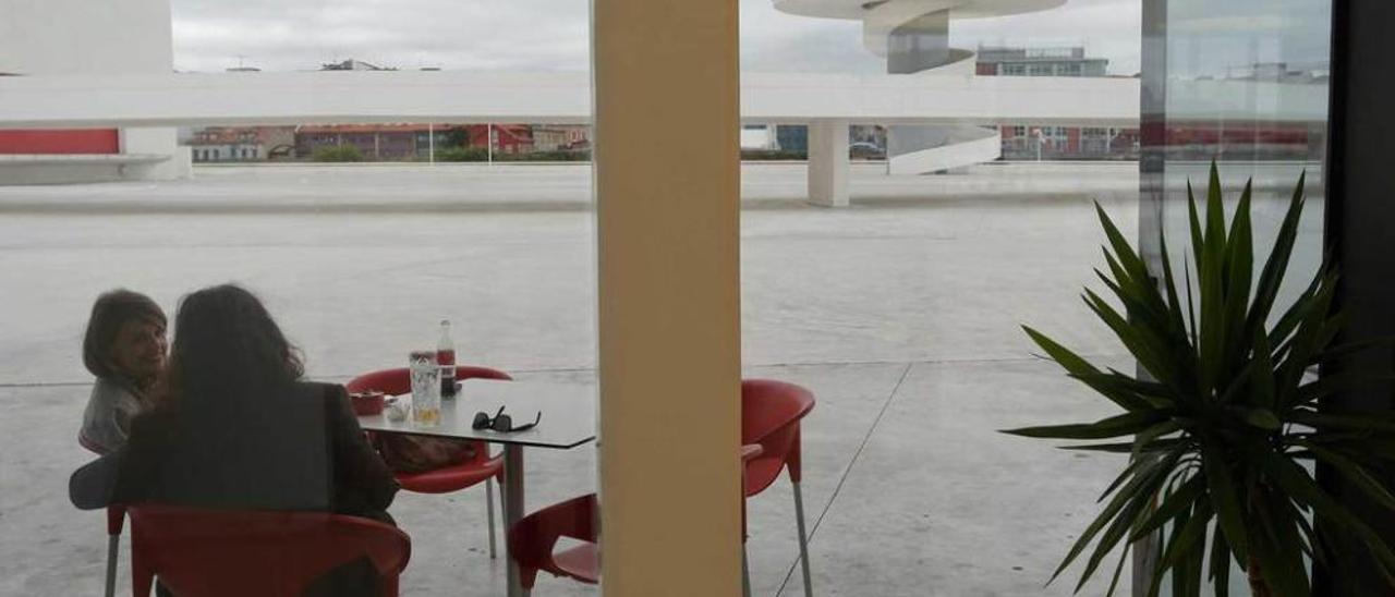 Terraza de la cafetería del Niemeyer, con la torre al fondo. mara villamuza