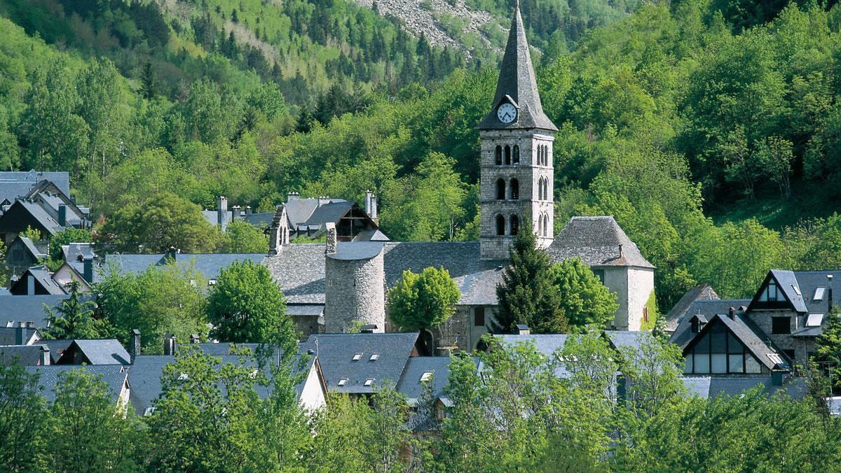 La iglesia románica de Arties sobresale entre las casas de piedra.