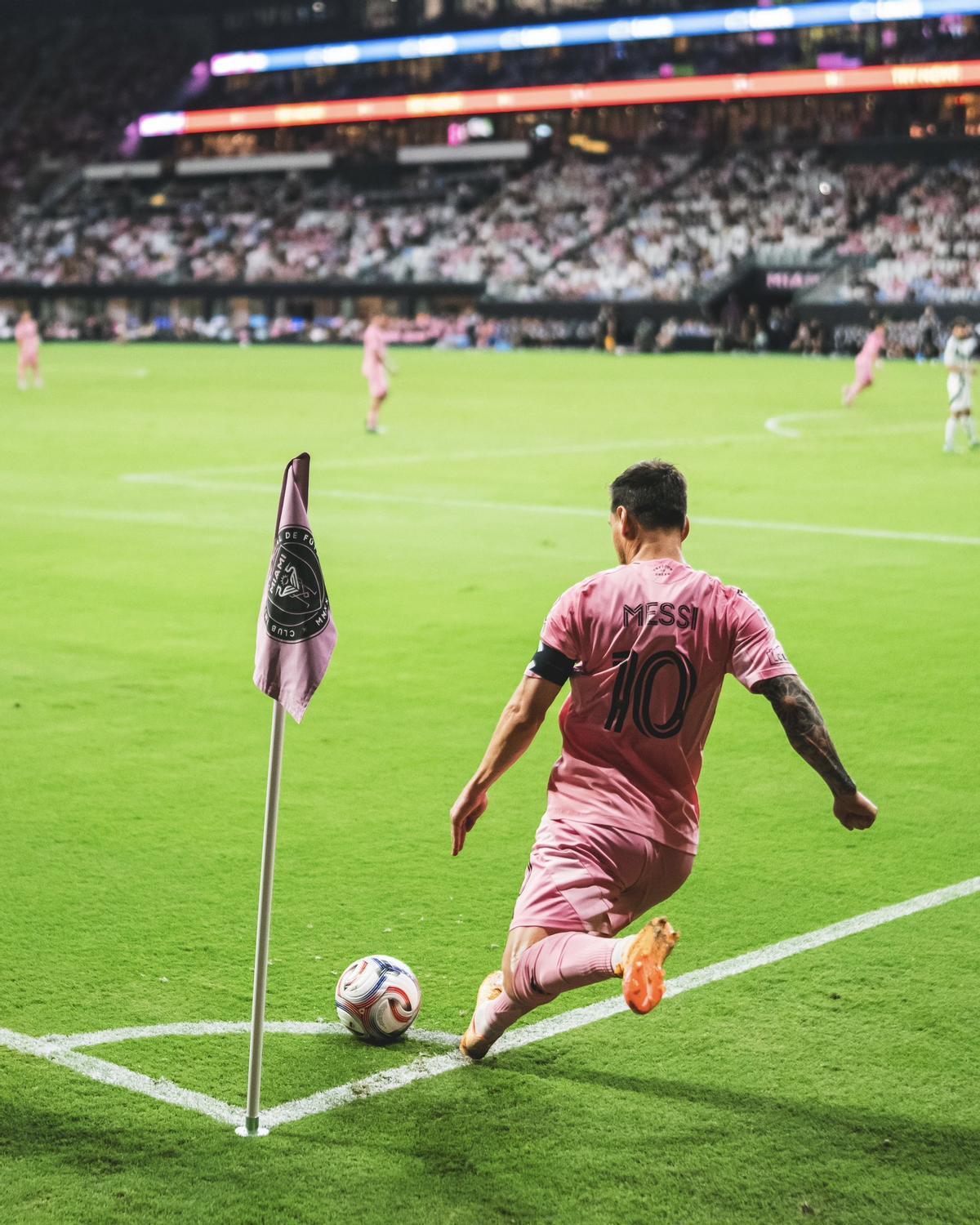 Leo Messi, lanzando un saque de esquina ante New England Revolution