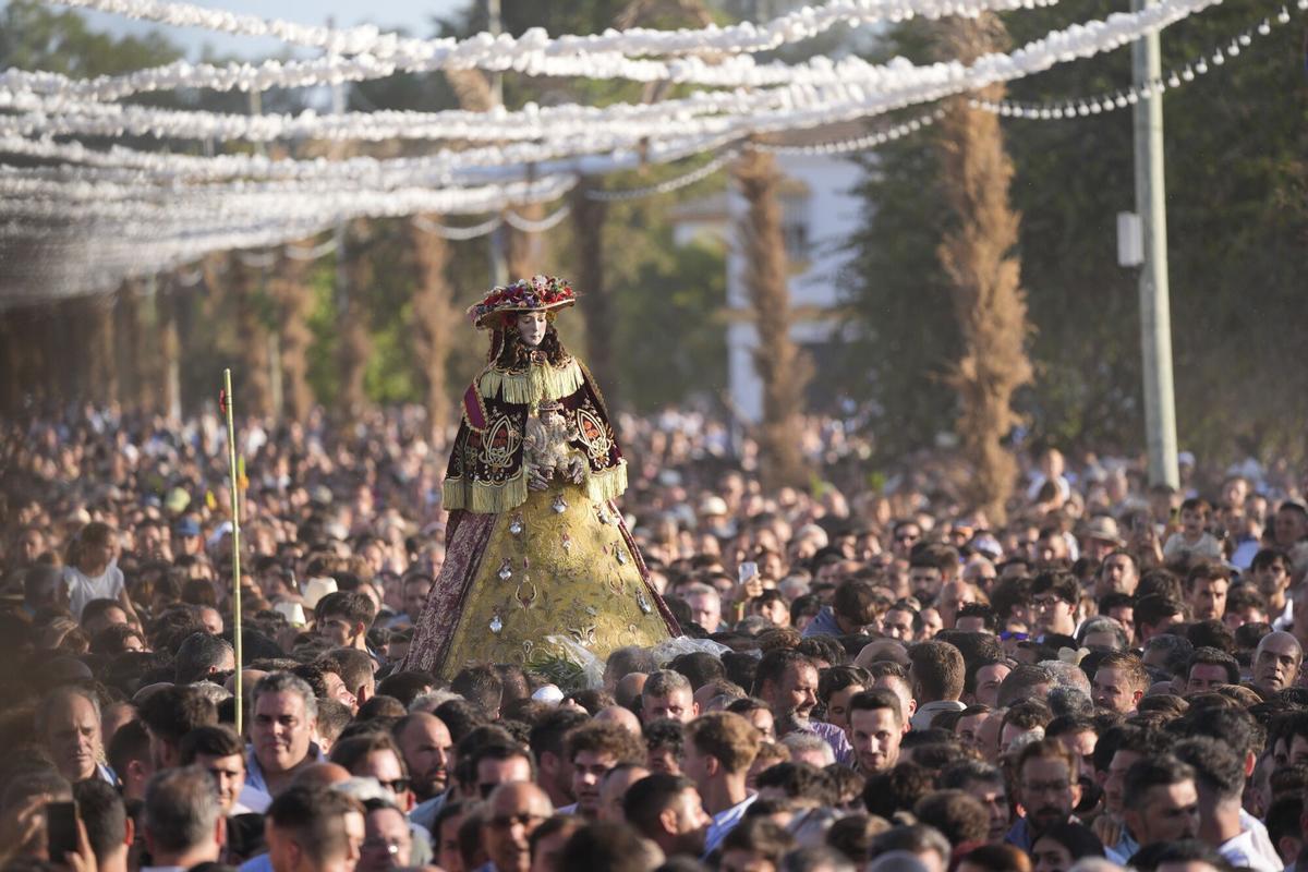 20/08/2026 La virgen del Rocío sale a las calles de la aldea del Rocío para ser trasladada al pueblo de Almonte. A 19 de agosto de 2026 en El Rocío, Almonte (Huelva, Andalucía, España). La Blanca Paloma será trasladada desde su Santuario hasta Almonte, un acontecimiento que se celebra cada siete años y que reúne a miles de vecinos y devotos en la aldea almonteña. SOCIEDAD Joaquín Corchero - Europa Press