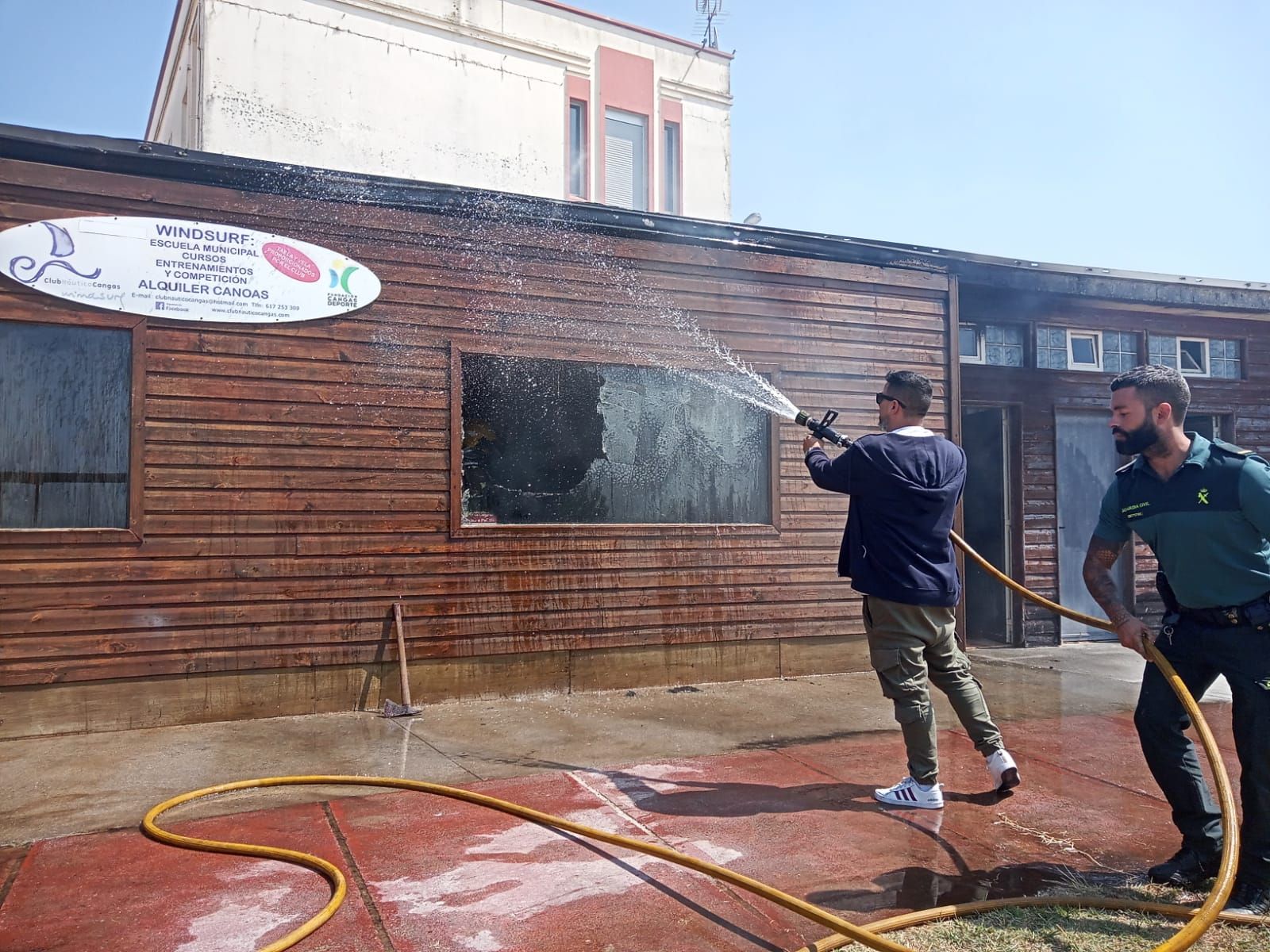 Se declara un incendio en la canguesa playa de Rodeira