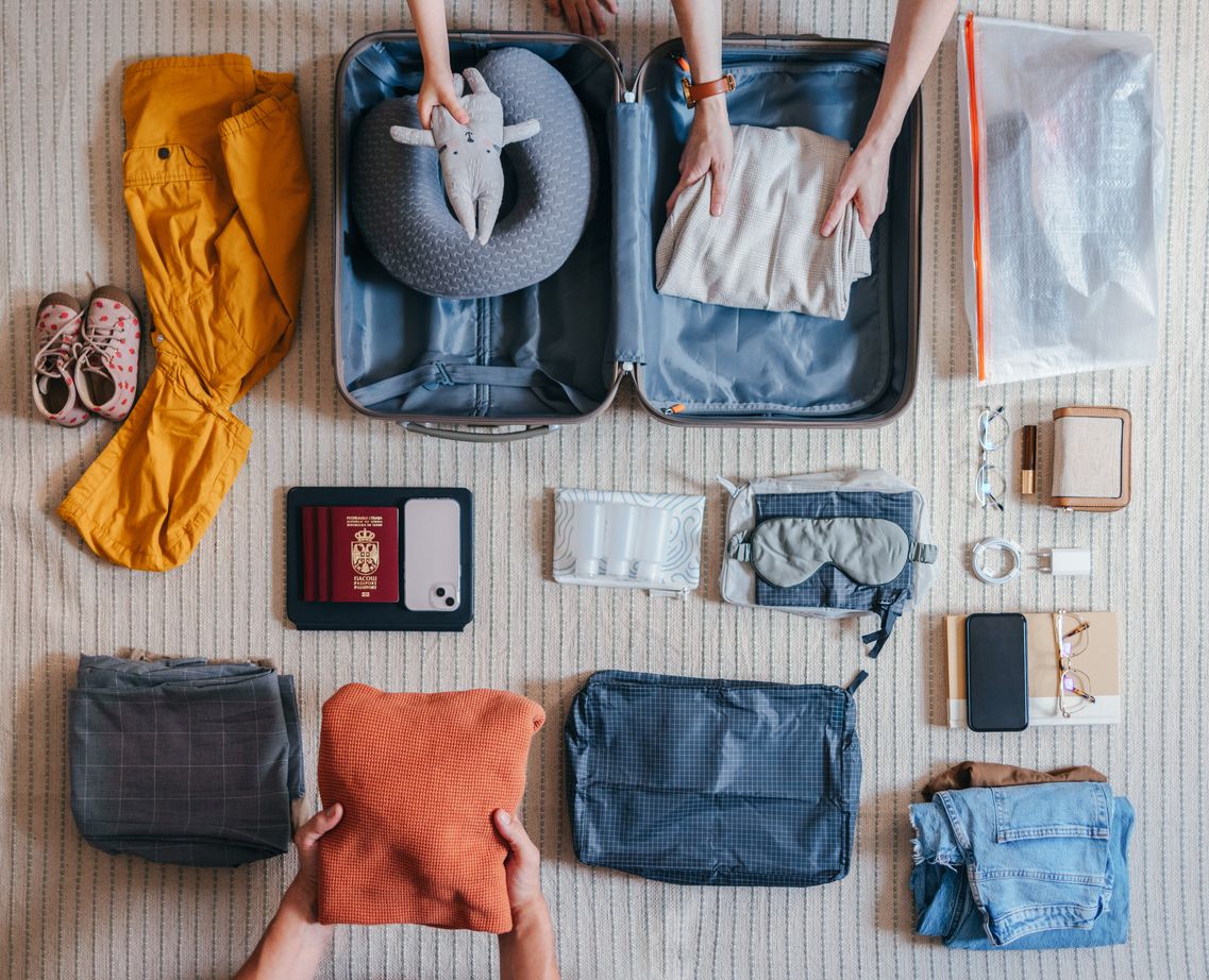 Una familia guardando las cosas esenciales para un viaje