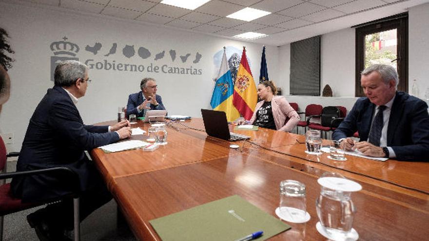 El presidente de Canarias, Ángel Víctor Torres (i), presidió este jueves la reunión semanal del Consejo de Gobierno.